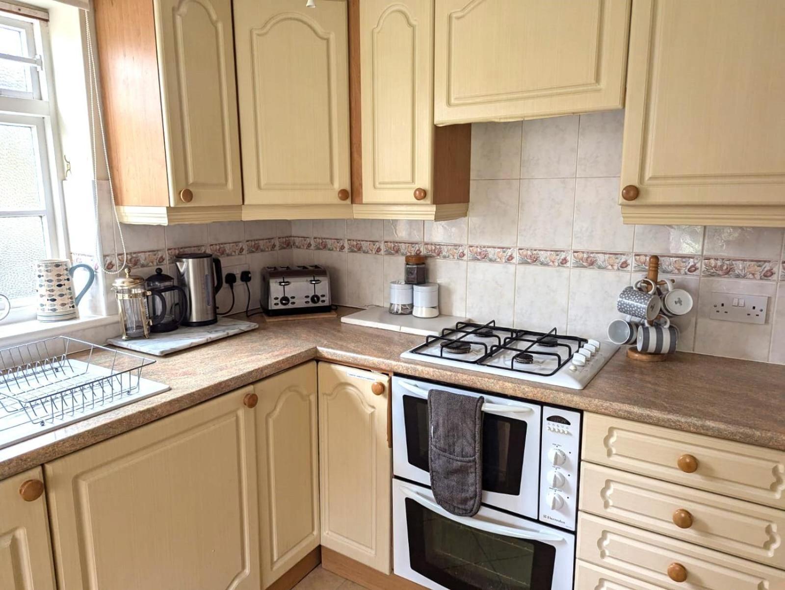 Georgian 2 Bedroom Apartment In Chichester With Free Parking - Chichester Holiday Properties Eksteriør bilde